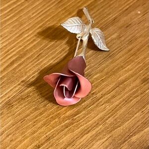 Avon metallic pink rose brooch with silver leaves/stem rollover clasp 2 1/2”